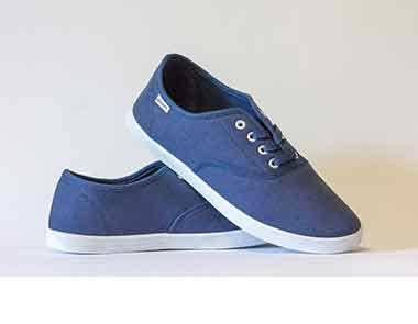 Looking shoe retouching expert